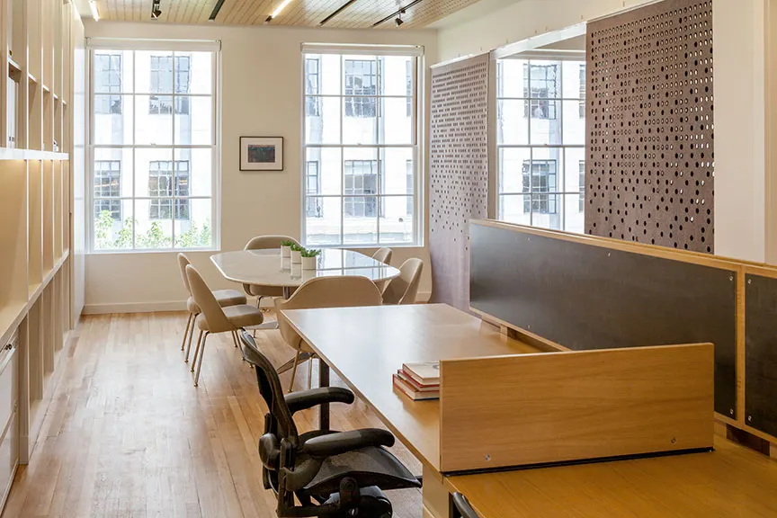 Desks set along the glazing, where the daylight is.