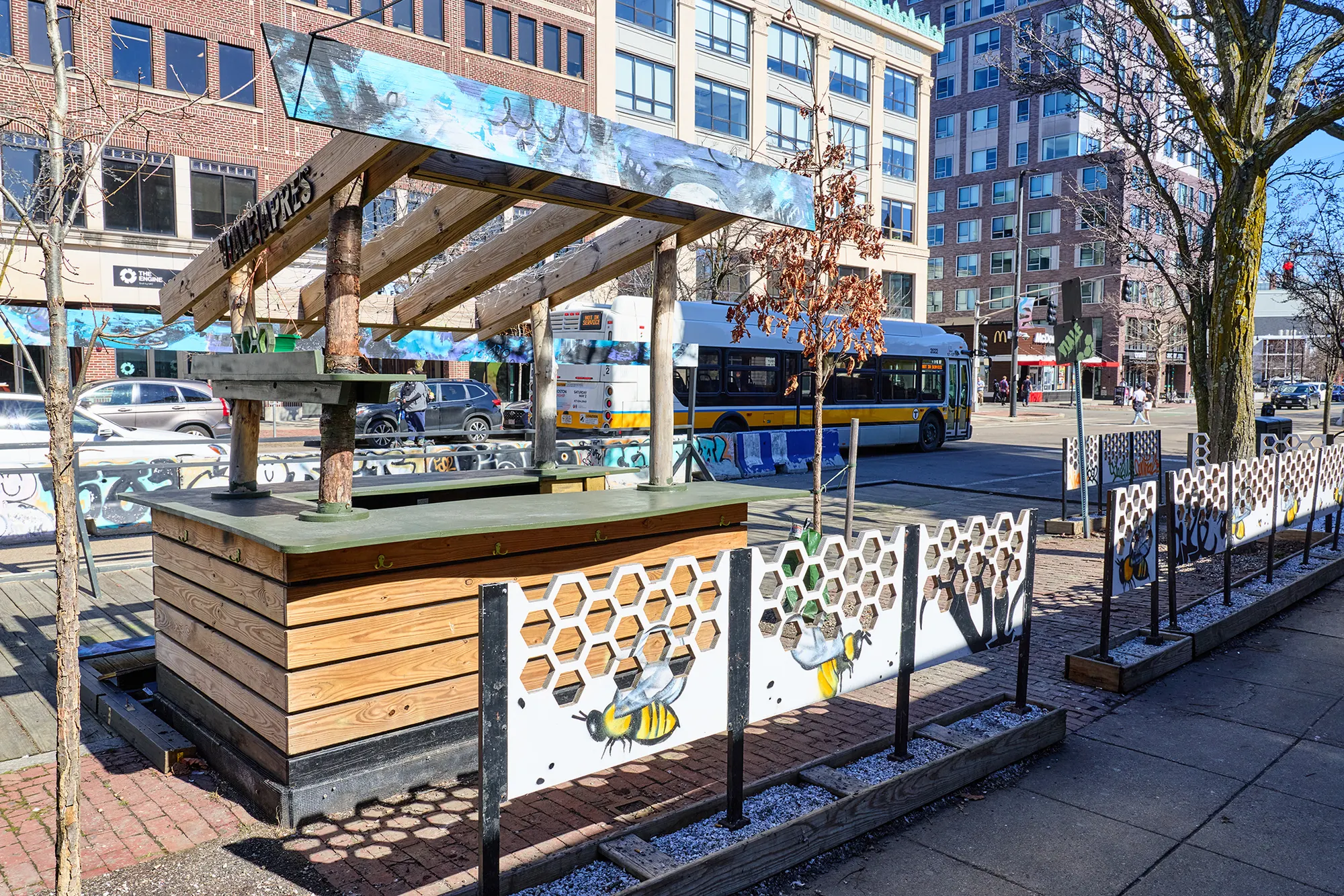 The street patio with its bar, pergola and honeycomb screens.